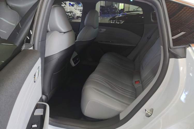 Used Geely Galaxy E8 2024 665 km Range Rear-Drive Starship Long-Range Version Left Rear Seat