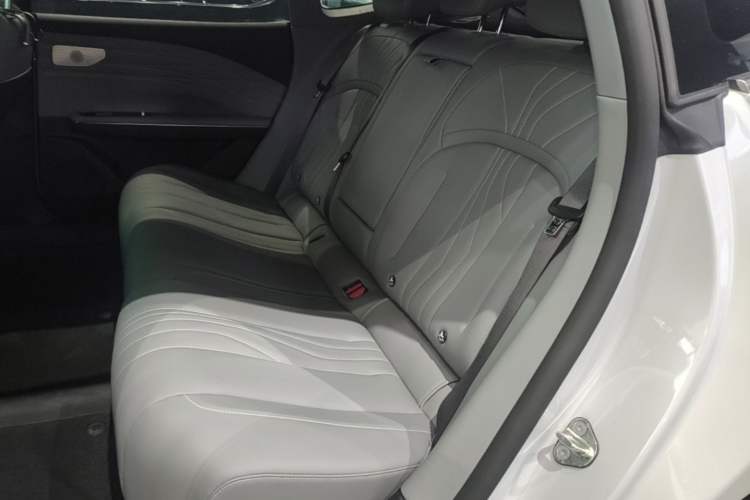Used Geely Galaxy E8 2024 550 km Range Rear-Drive Dragon Edition Left Rear Seat