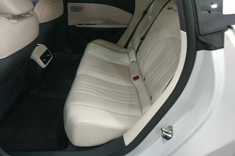 Used Geely Galaxy E8 2024 665 km Range Rear-Drive Starship Long-Range Version Left Rear Seat