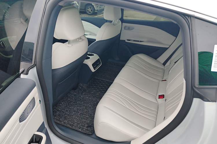 Used Geely Galaxy E8 2024 665 km Range Rear-Drive Starship Long-Range Version Left Rear Seat