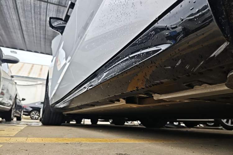 Used Geely Galaxy E8 2024 550 km Range Rear-Wheel-Drive PRO Left Side Sill