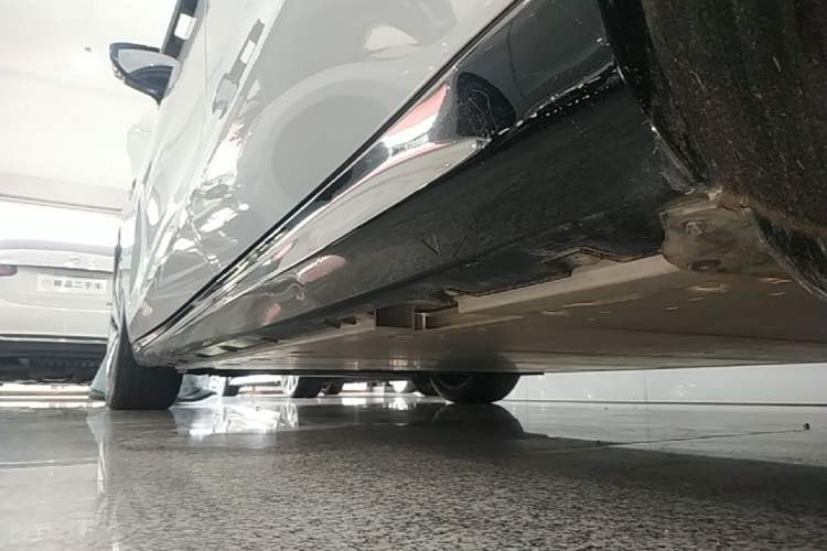 Used Geely Galaxy E8 2024 665 km Range Rear-Drive Starship Long-Range Version Left Side Sill