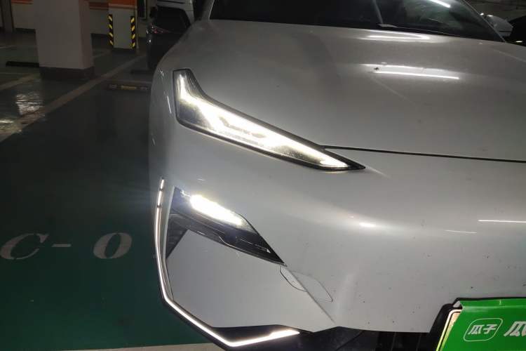 Used Geely Galaxy E8 2024 665 km Range Rear-Drive Starship Long-Range Version Right Front Headlight