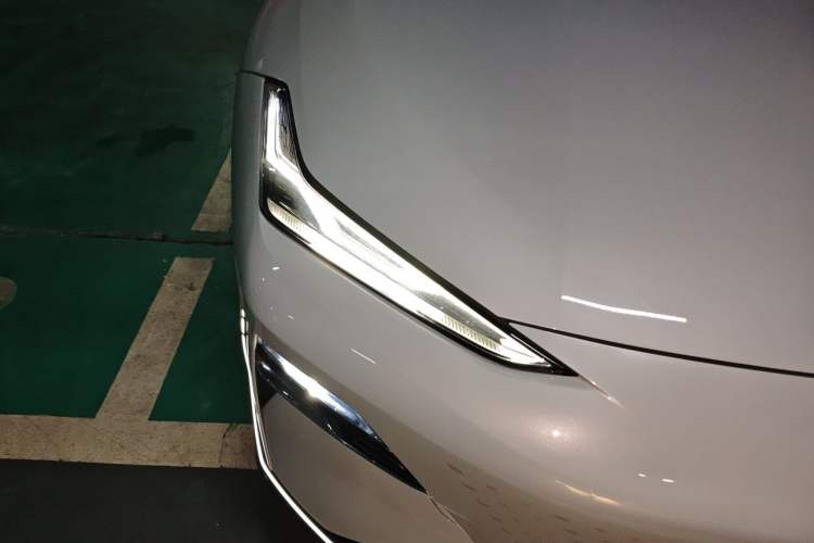 Used Geely Galaxy E8 2024 665 km Range Rear-Drive Starship Long-Range Version Right Front Headlight