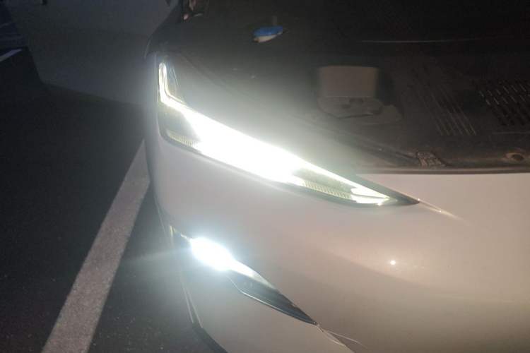 Used Geely Galaxy E8 2024 550 km Range Rear-Drive Dragon Edition Right Front Headlight