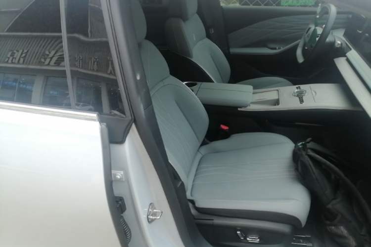 Used Geely Galaxy E8 2024 665 km Range Rear-Drive Starship Intelligent Driving Version Right Front Seat