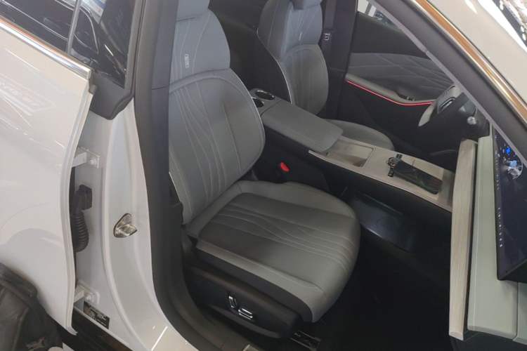 Used Geely Galaxy E8 2024 665 km Range Rear-Drive Starship Long-Range Version Right Front Seat