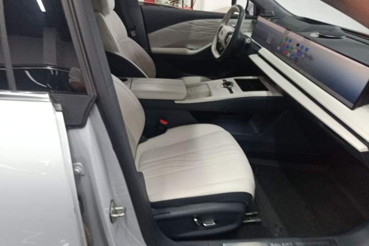 Used Geely Galaxy E8 2024 665 km Range Rear-Drive Starship Long-Range Version Right Front Seat