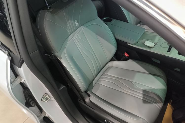 Used Geely Galaxy E8 2024 550 km Range Rear-Drive Dragon Edition Right Front Seat