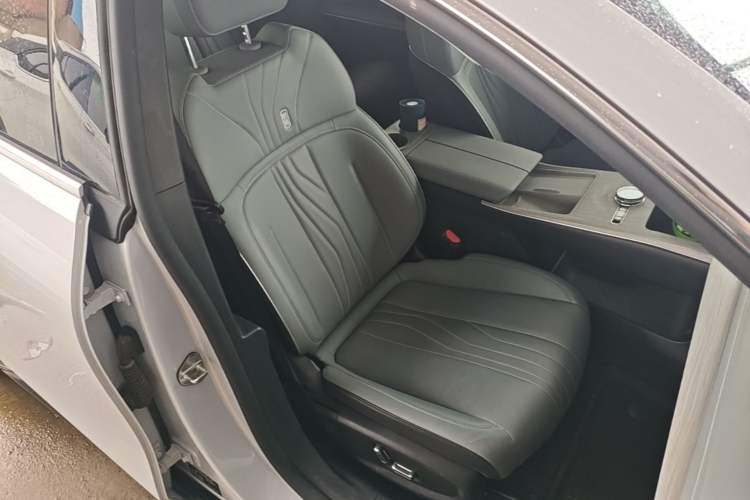 Used Geely Galaxy E8 2024 550 km Range Rear-Wheel-Drive PRO Right Front Seat