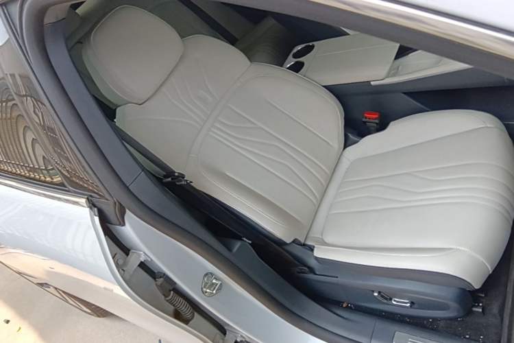 Used Geely Galaxy E8 2024 665 km Range Rear-Drive Starship Long-Range Version Right Front Seat