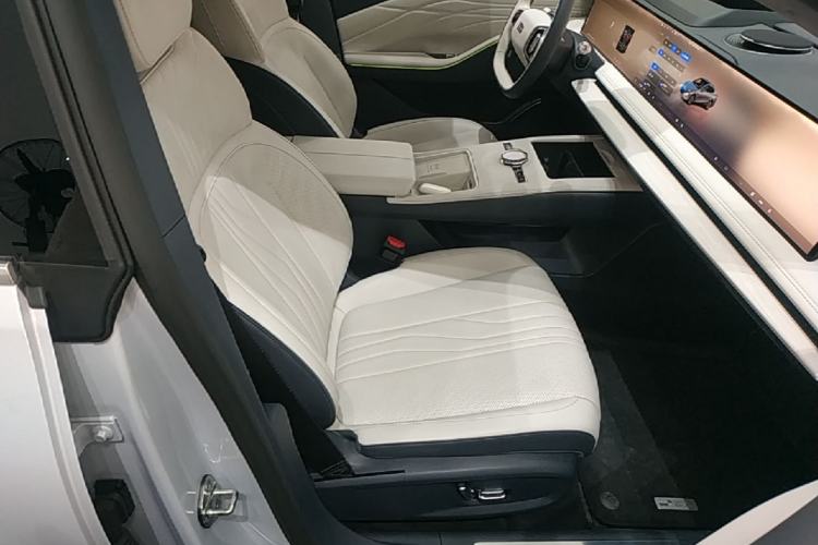 Used Geely Galaxy E8 2024 665 km Range Rear-Drive Starship Long-Range Version Right Front Seat