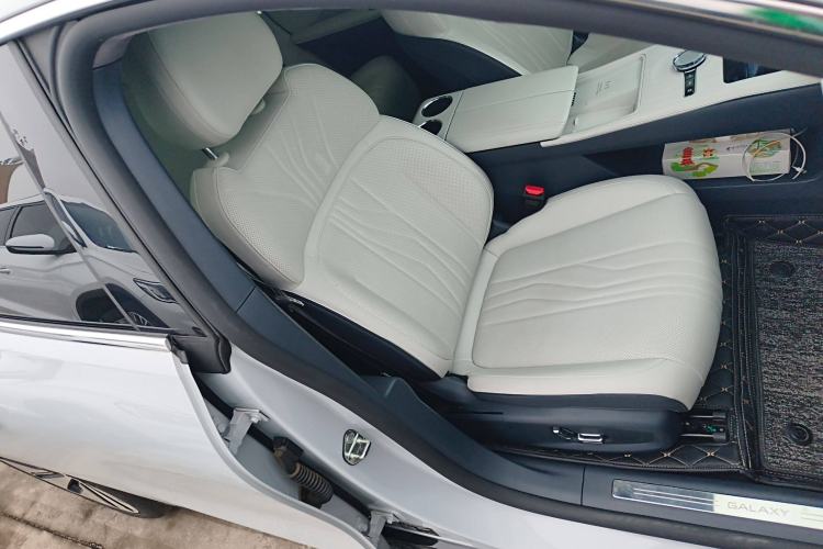Used Geely Galaxy E8 2024 665 km Range Rear-Drive Starship Long-Range Version Right Front Seat