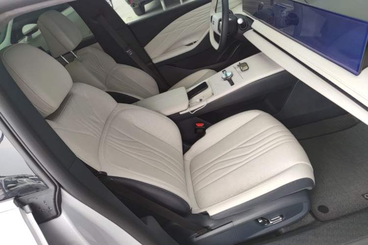 Used Geely Galaxy E8 2024 665 km Range Rear-Drive Starship Long-Range Version Right Front Seat