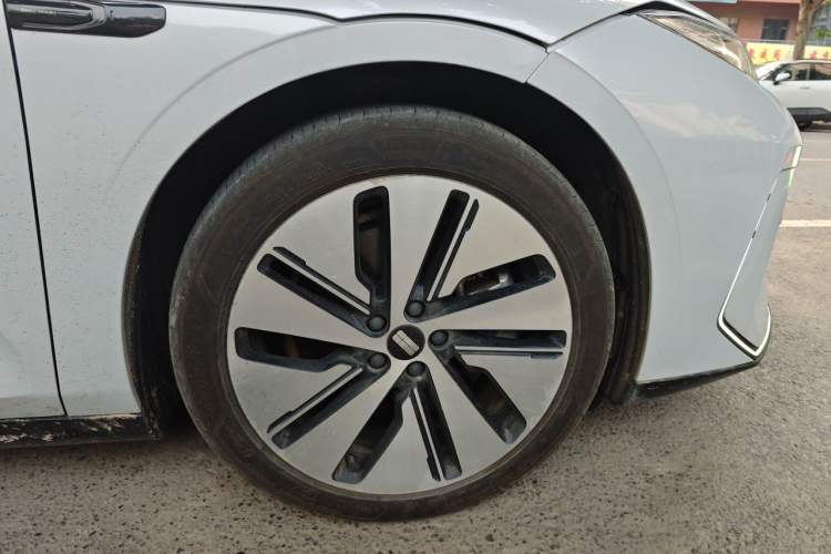Used Geely Galaxy E8 2024 665 km Range Rear-Drive Starship Long-Range Version Right Front Wheel Hub