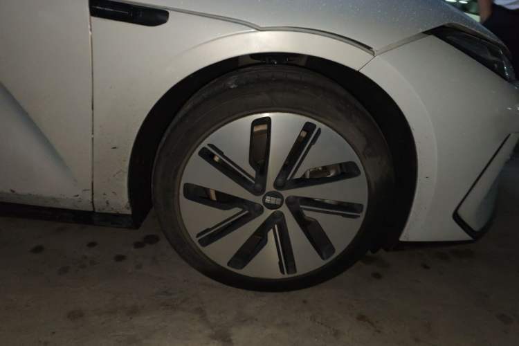 Used Geely Galaxy E8 2024 665 km Range Rear-Drive Starship Long-Range Version Right Front Wheel Hub