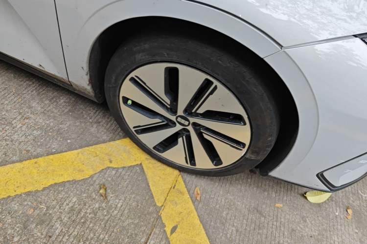 Used Geely Galaxy E8 2024 665 km Range Rear-Drive Starship Long-Range Version Right Front Wheel Hub