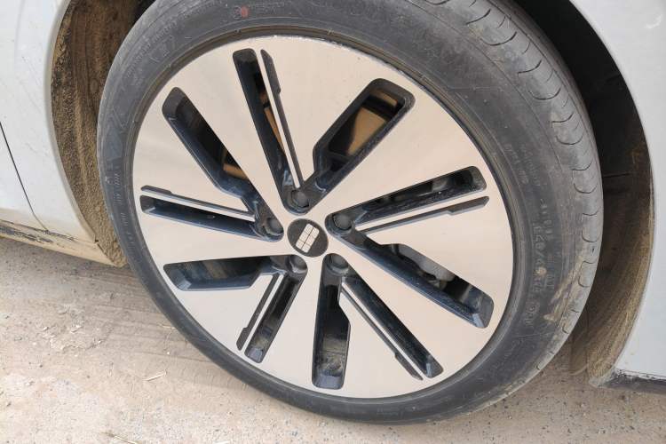 Used Geely Galaxy E8 2024 665 km Range Rear-Drive Starship Long-Range Version Right Front Wheel Hub