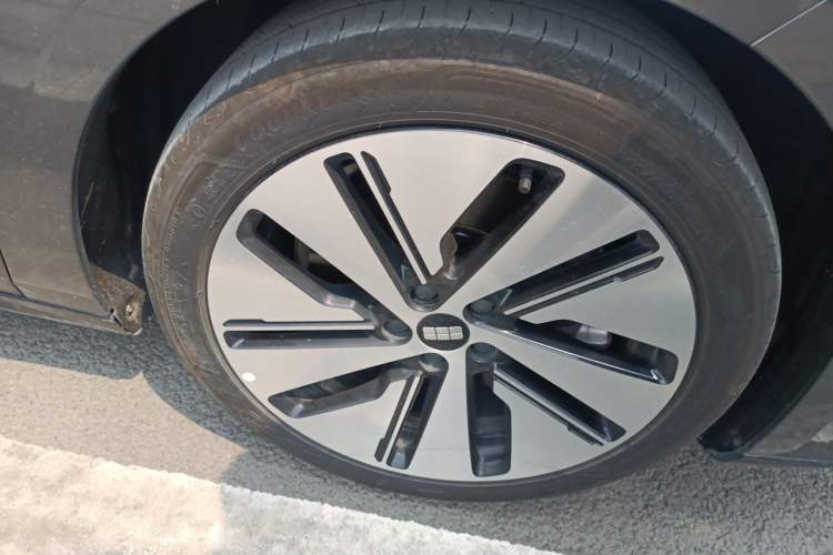 Used Geely Galaxy E8 2024 665 km Range Rear-Drive Starship Long-Range Version Right Front Wheel Hub