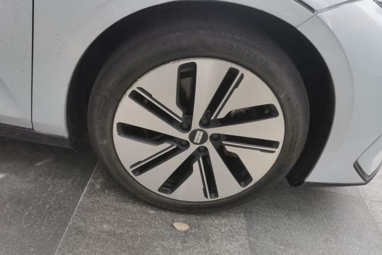 Used Geely Galaxy E8 2024 665 km Range Rear-Drive Starship Long-Range Version Right Front Wheel Hub