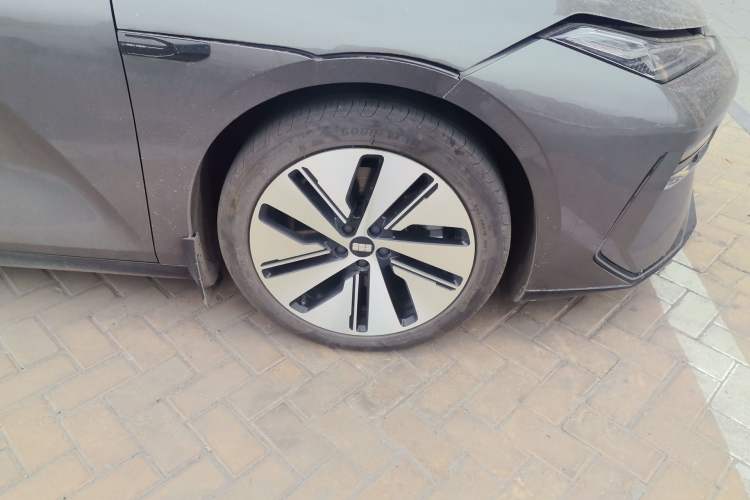 Used Geely Galaxy E8 2024 665 km Range Rear-Drive Starship Long-Range Version Right Front Wheel Hub
