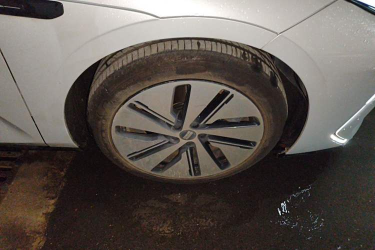 Used Geely Galaxy E8 2024 550 km Range Rear-Drive MAX Right Front Wheel Hub