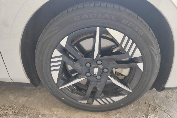 Used Geely Galaxy E8 2024 550 km Range Rear-Drive Dragon Edition Right Front Wheel Hub
