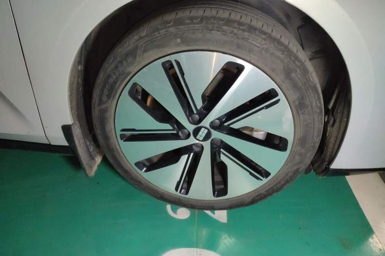 Used Geely Galaxy E8 2024 665 km Range Rear-Drive Starship Long-Range Version Right Front Wheel Hub