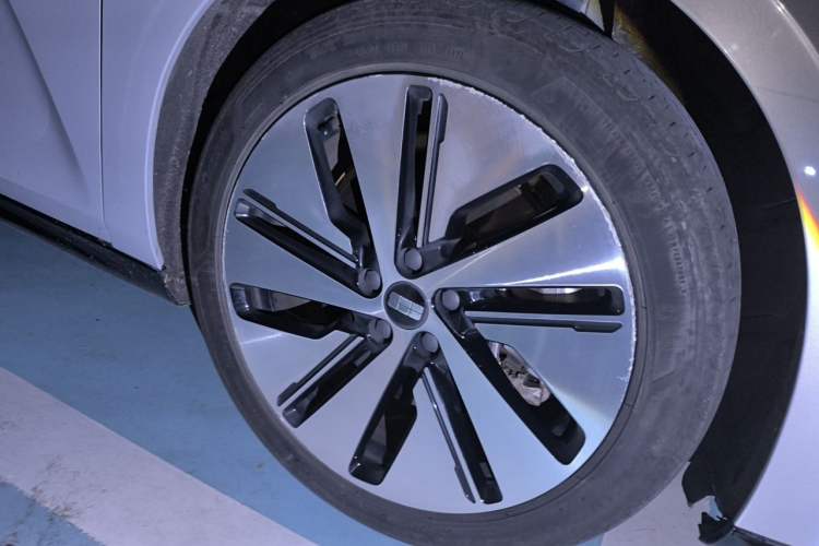 Used Geely Galaxy E8 2024 665 km Range Rear-Drive Starship Long-Range Version Right Front Wheel Hub