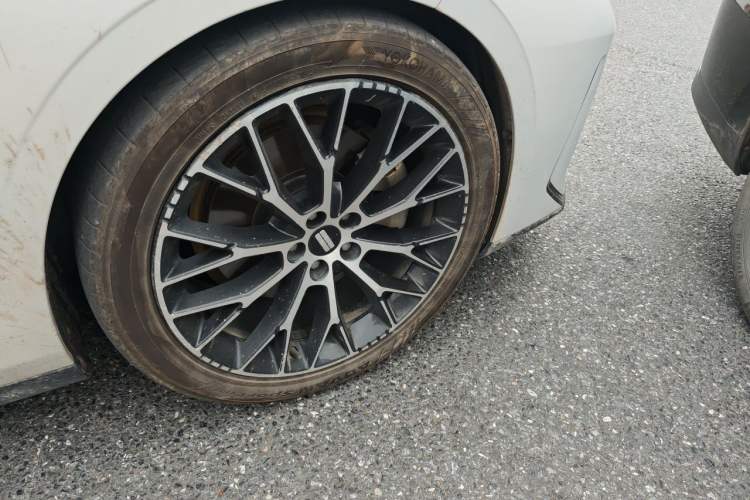 Used Geely Galaxy E8 2024 620 km All-Wheel-Drive Dragon Edition Right Front Wheel Hub