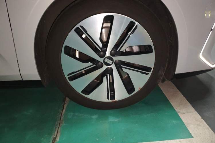 Used Geely Galaxy E8 2024 665 km Range Rear-Drive Starship Long-Range Version Right Front Wheel Hub