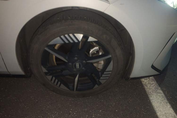Used Geely Galaxy E8 2024 550 km Range Rear-Drive Dragon Edition Right Front Wheel Hub