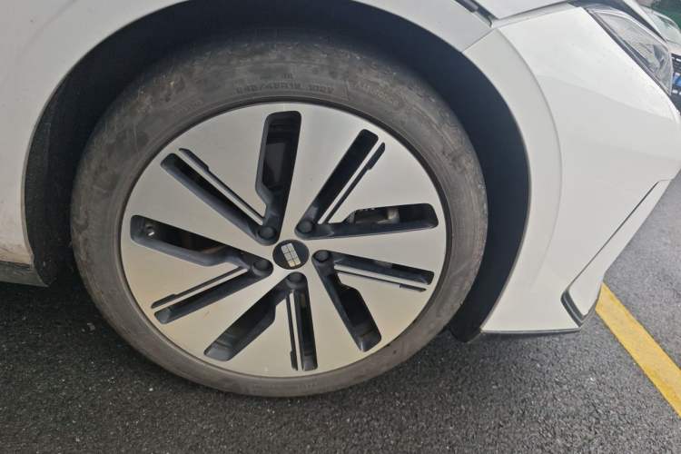Used Geely Galaxy E8 2024 665 km Range Rear-Drive Starship Long-Range Version Right Front Wheel Hub