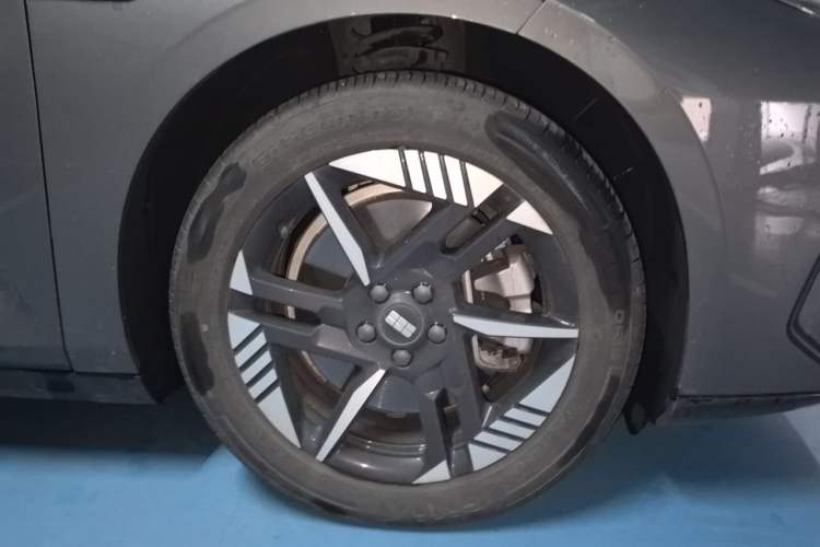 Used Geely Galaxy E8 2024 550 km Range Rear-Drive Dragon Edition Right Front Wheel Hub