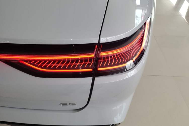 Used Geely Galaxy E8 2024 550 km Range Rear-Drive Dragon Edition Right Rear Taillight