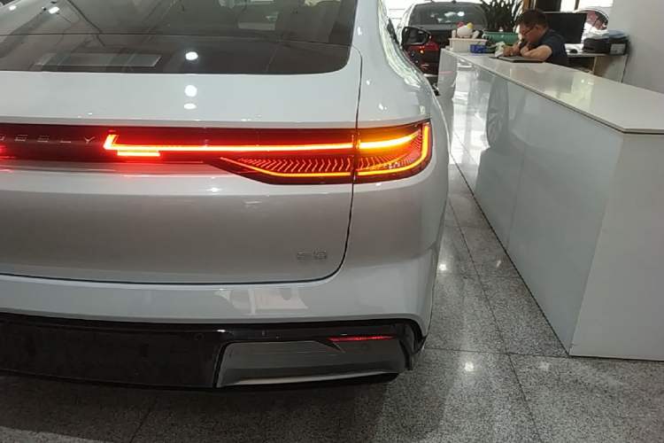 Used Geely Galaxy E8 2024 665 km Range Rear-Drive Starship Long-Range Version Right Rear Taillight