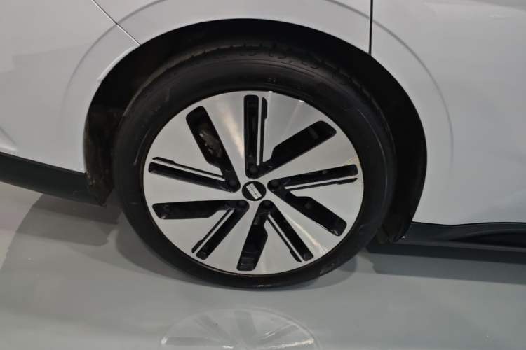 Used Geely Galaxy E8 2024 550 km Range Rear-Drive MAX Right Rear Wheel Hub