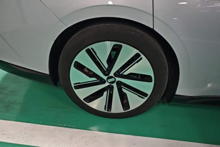 Used Geely Galaxy E8 2024 665 km Range Rear-Drive Starship Long-Range Version Right Rear Wheel Hub