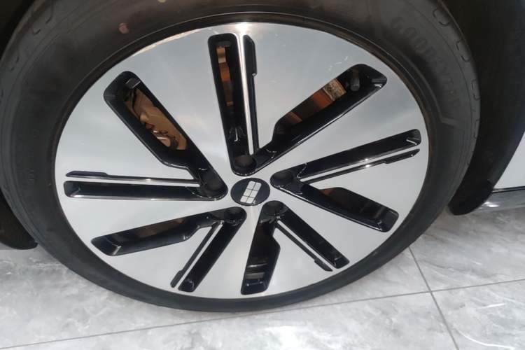 Used Geely Galaxy E8 2024 550 km Range Rear-Drive MAX Right Rear Wheel Hub