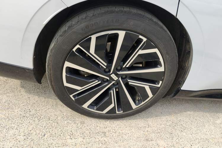 Used Geely Galaxy E8 2024 665 km Range Rear-Drive Starship Long-Range Version Right Rear Wheel Hub