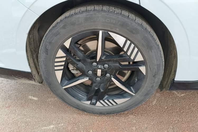 Used Geely Galaxy E8 2024 550 km Range Rear-Wheel-Drive PRO Right Rear Wheel Hub