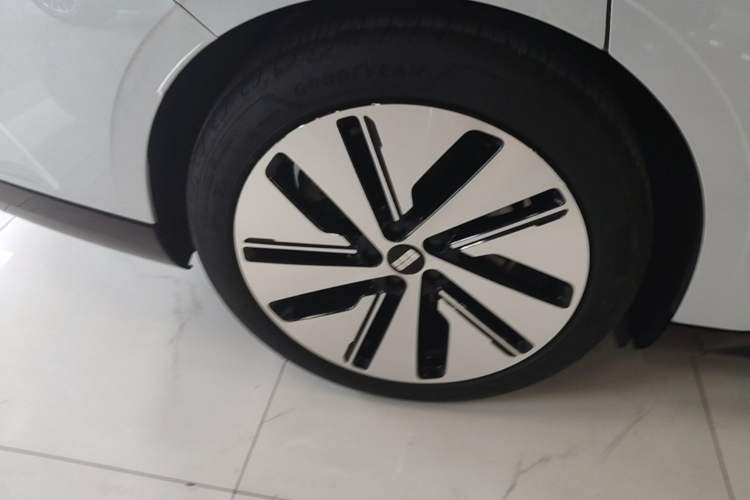 Used Geely Galaxy E8 2024 665 km Range Rear-Drive Starship Long-Range Version Right Rear Wheel Hub