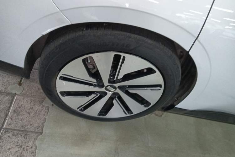 Used Geely Galaxy E8 2024 665 km Range Rear-Drive Starship Long-Range Version Right Rear Wheel Hub