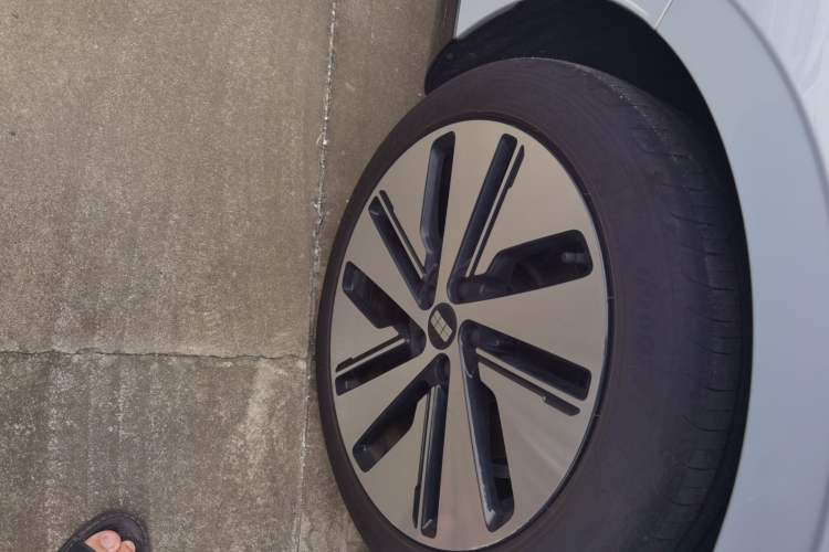 Used Geely Galaxy E8 2024 665 km Range Rear-Drive Starship Long-Range Version Right Rear Wheel Hub