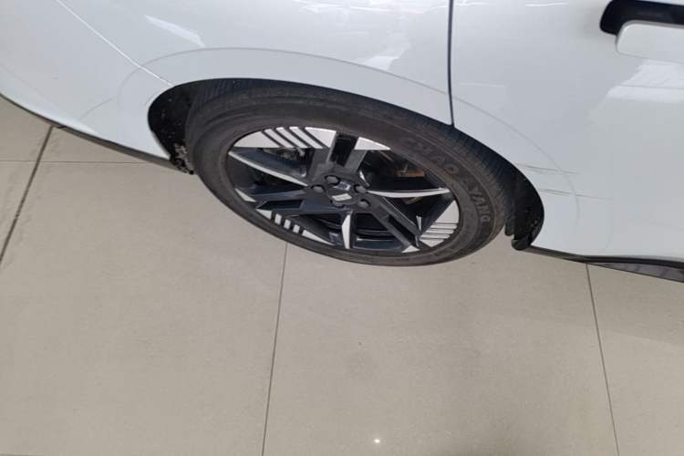 Used Geely Galaxy E8 2024 550 km Range Rear-Drive Dragon Edition Right Rear Wheel Hub