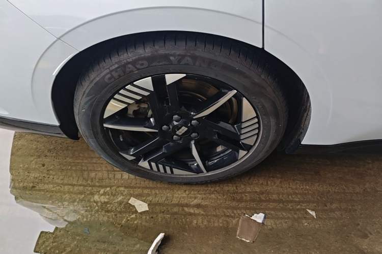 Used Geely Galaxy E8 2024 550 km Range Rear-Wheel-Drive PRO Right Rear Wheel Hub