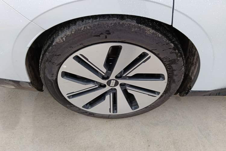Used Geely Galaxy E8 2024 550 km Range Rear-Drive MAX Right Rear Wheel Hub