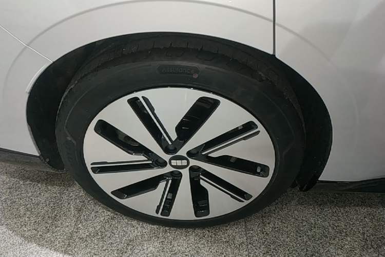 Used Geely Galaxy E8 2024 665 km Range Rear-Drive Starship Long-Range Version Right Rear Wheel Hub