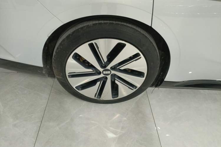 Used Geely Galaxy E8 2024 550 km Range Rear-Drive MAX Right Rear Wheel Hub