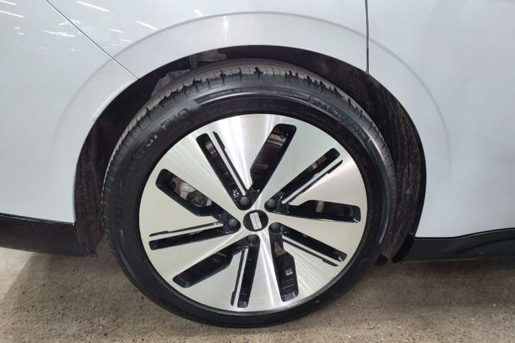 Used Geely Galaxy E8 2024 550 km Range Rear-Drive MAX Right Rear Wheel Hub